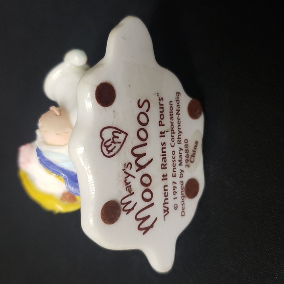 Mary's Moo Moos "When it Rains it Pours" 1997 Collectible Figurine - Picture 5 of 5
